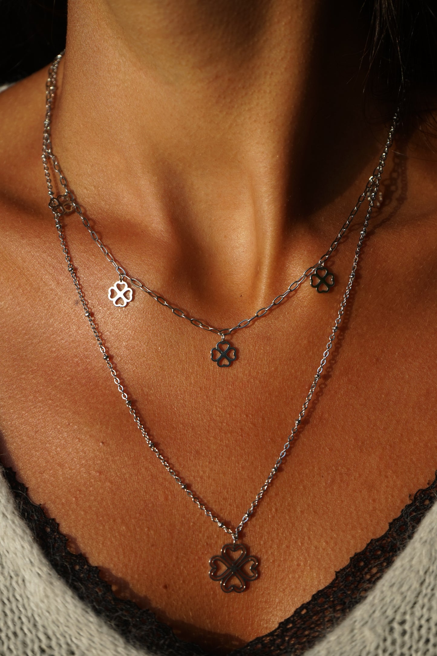 Collier multirangs trèfles argentés