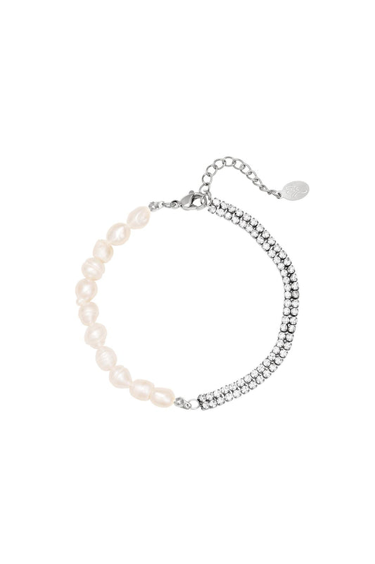 Shiny natural pearls and zircon stones bracelet